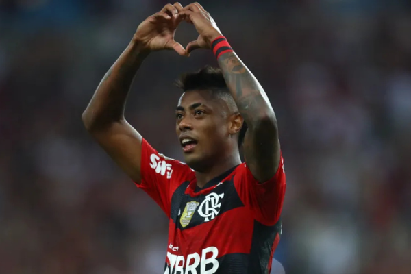 A suspeita é de que Bruno Henrique supostamente buscou de forma deliberada ser punido pelo árbitro/Crédito: Flamengo A suspeita é de que Bruno Henrique supostamente buscou de forma deliberada ser punido pelo árbitro/Crédito: Flamengo