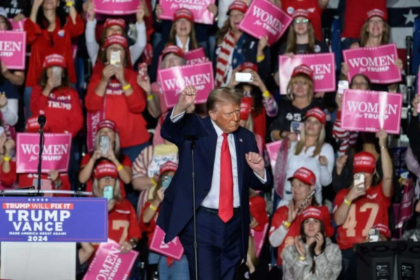 Donald Trump dança durante comício em Reading, na Pensilvânia, ao implorar aos eleitores: "Temos que sair amanhã (5/11) e votar, votar e votar"/Crédito: Ed Jones/AFP Donald Trump dança durante comício em Reading, na Pensilvânia, ao implorar aos eleitores: "Temos que sair amanhã (5/11) e votar, votar e votar"/Crédito: Ed Jones/AFP