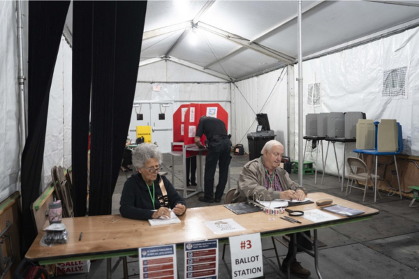 Em partes de Vermont e Kentucky os eleitores também iniciaram a votação às 8h/Crédito: Allison Joyce / AFP Em partes de Vermont e Kentucky os eleitores também iniciaram a votação às 8h/Crédito: Allison Joyce / AFP