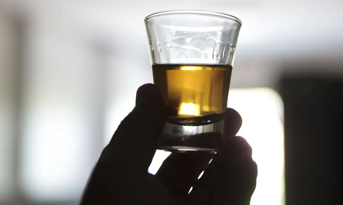 Em 2019 foram registrados 104,8 mil óbitos atribuídos ao consumo de álcool/foto: Marcello Casal JrAgência Brasil Em 2019 foram registrados 104,8 mil óbitos atribuídos ao consumo de álcool/foto: Marcello Casal JrAgência Brasil