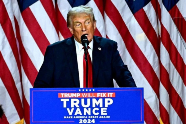 Trump agradeceu apoiadores e fez promessas para o país/Crédito: Jim WATSON / AFP