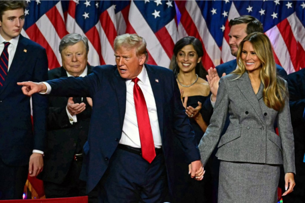 O ex-presidente dos EUA e candidato presidencial republicano Donald Trump e a ex-primeira-dama dos EUA Melania Trump sorriem depois de falar durante um evento eleitoral noturno em West Palm Beach/Crédito: Jim WATSON / AFP O ex-presidente dos EUA e candidato presidencial republicano Donald Trump e a ex-primeira-dama dos EUA Melania Trump sorriem depois de falar durante um evento eleitoral noturno em West Palm Beach/Crédito: Jim WATSON / AFP