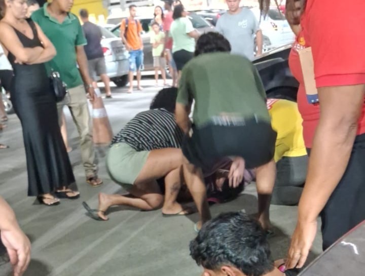 Imagens enviadas para o Diario mostram as vítimas no chão cercadas por outros clientes que estavam no local/Foto: Reprodução/Whatsapp