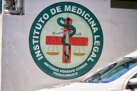 O corpo da vítima foi levado para o Instituto de Medicina Legal (IML) de Caruaru, e a Delegacia de Lajedo já deu início às investigações/Foto: Romulo Chico/Arquivo DP
