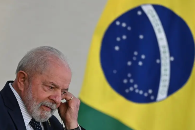 "Eu estava sentado e quando fui guardar o estojo, ao invés de mexer com o banco, mexi só com o corpo, então eu cai e bati com a cabeça", contou Lula/foto: AFP "Eu estava sentado e quando fui guardar o estojo, ao invés de mexer com o banco, mexi só com o corpo, então eu cai e bati com a cabeça", contou Lula/foto: AFP