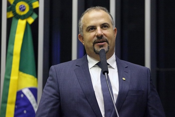 Ricardo Maia está proibido judicialmente de se aproximar do seu pai/Crédito: Agência Câmara Ricardo Maia está proibido judicialmente de se aproximar do seu pai/Crédito: Agência Câmara