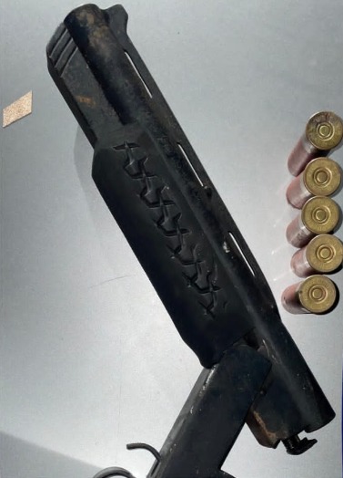 Arma foi encontrada com jovens/Foto: PM Arma foi encontrada com jovens/Foto: PM