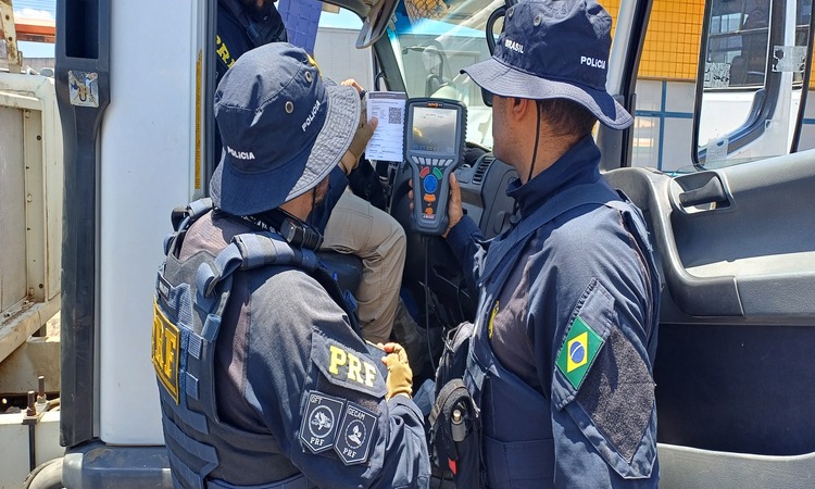 As equipes também fiscalizaram caminhões que não utilizavam produtos que diminuem a emissão de gases 