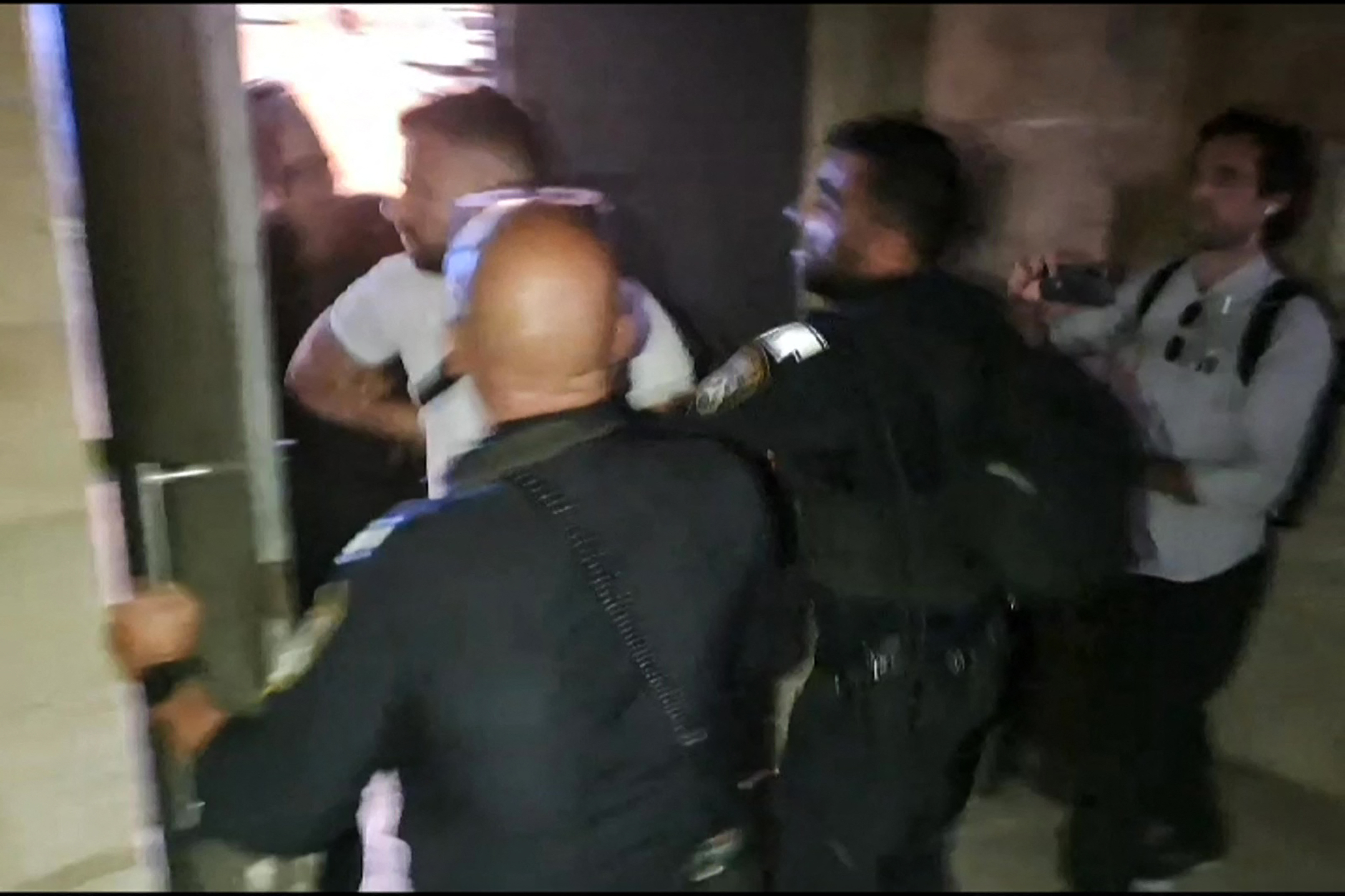 Polícia israelense detém um gendarme francês no Domínio Eleona (Igreja do Pater Noster) em Jerusalém/Foto: Chloe ROUVEYROLLES-BAZIRE / AFP Polícia israelense detém um gendarme francês no Domínio Eleona (Igreja do Pater Noster) em Jerusalém/Foto: Chloe ROUVEYROLLES-BAZIRE / AFP
