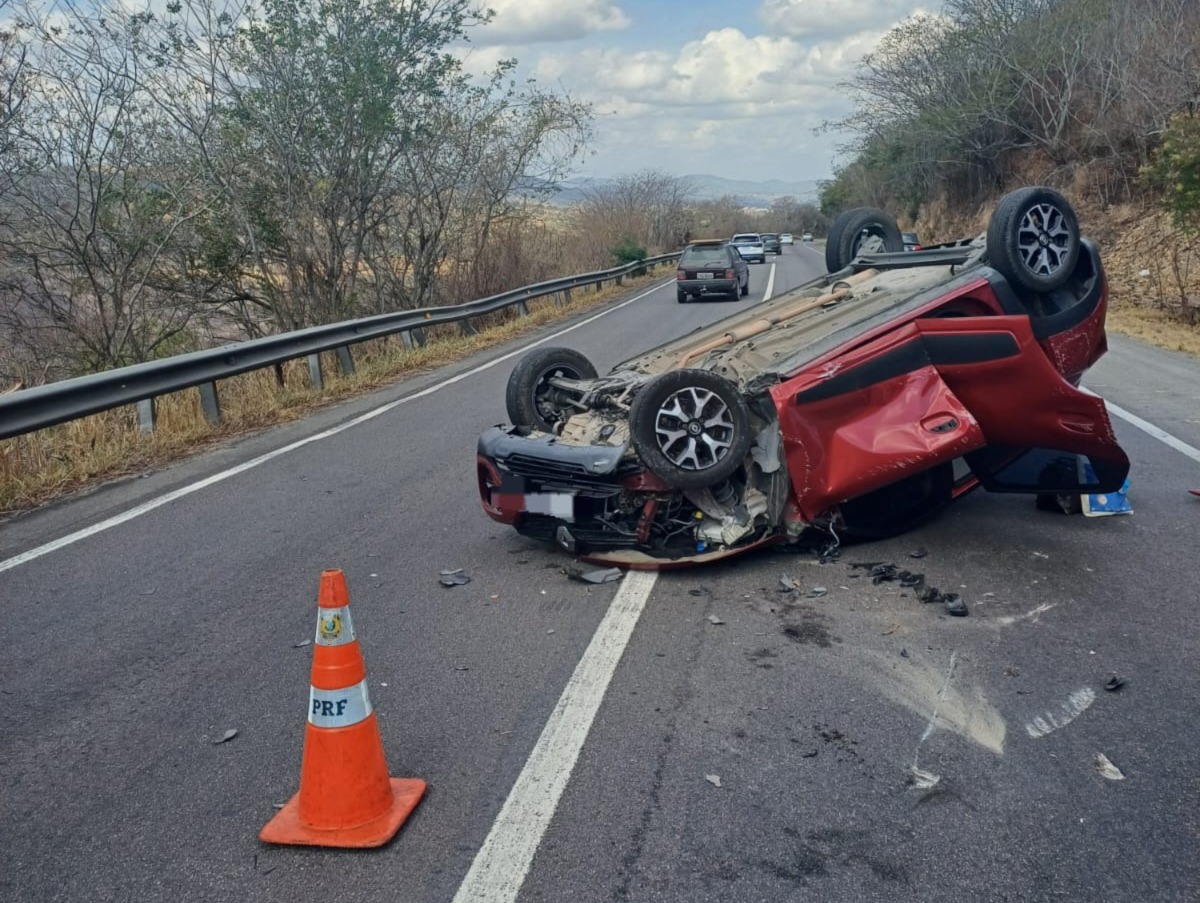Imagens enviadas pela PRF mostram que o carro ficou de cabeça para baixo/Foto: Reprodução/PRF
