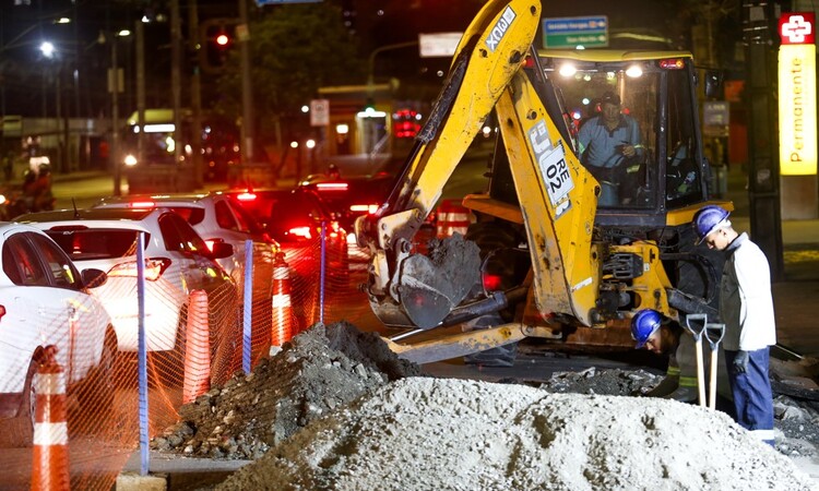 A ação está sendo realizada durante a noite para reduzir impacto no trânsito na região/Foto: Aluísio Moreira A ação está sendo realizada durante a noite para reduzir impacto no trânsito na região/Foto: Aluísio Moreira