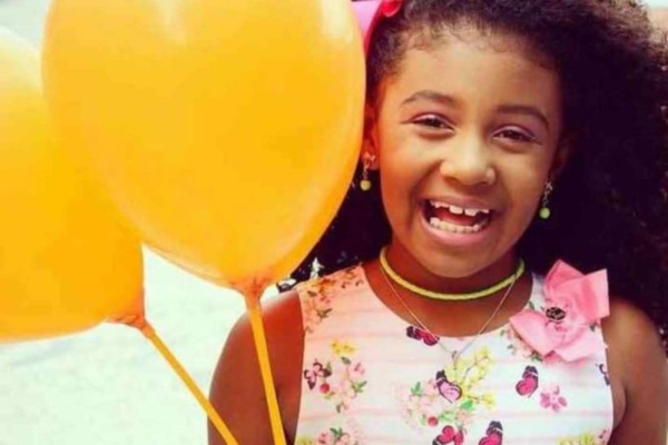 A menina foi atingida pelo tiro de fuzil em 20 de setembro de 2019, quando estava em uma kombi voltando para casa junto com a mãe/Crédito: Reprodução