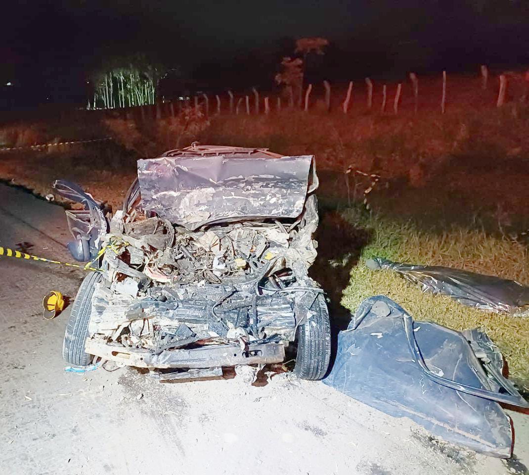 Carro de passeio ficou totalmente destruído/Foto: PRF Carro de passeio ficou totalmente destruído/Foto: PRF