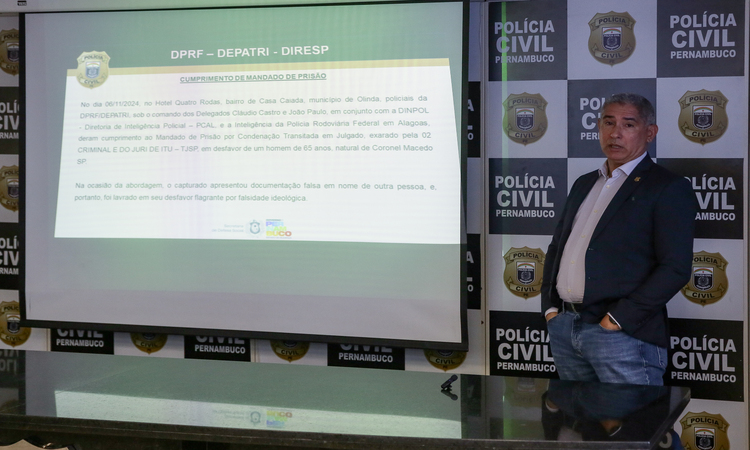 O Delegado Cláudo Castro deu detalhes da prisão em coletiva de imprensa na manhã desta segunda-feira (11)/Foto: Rafael Vieira/DP foto