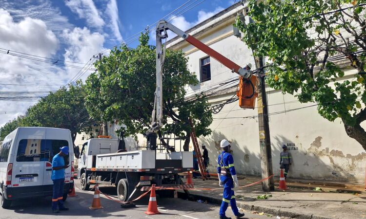 A finalidade é retirar todos os cabos e equipamentos que não possuem autorização de uso dos postes/Foto: Priscilla Melo/DP foto A finalidade é retirar todos os cabos e equipamentos que não possuem autorização de uso dos postes/Foto: Priscilla Melo/DP foto
