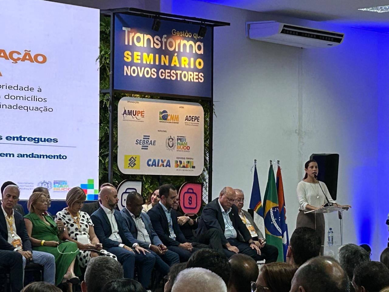 Governadora Raquel Lyra (PSDB) participou de seminário da Amupe nesta segunda-feira (11)/Blog Dantas Barreto Governadora Raquel Lyra (PSDB) participou de seminário da Amupe nesta segunda-feira (11)/Blog Dantas Barreto