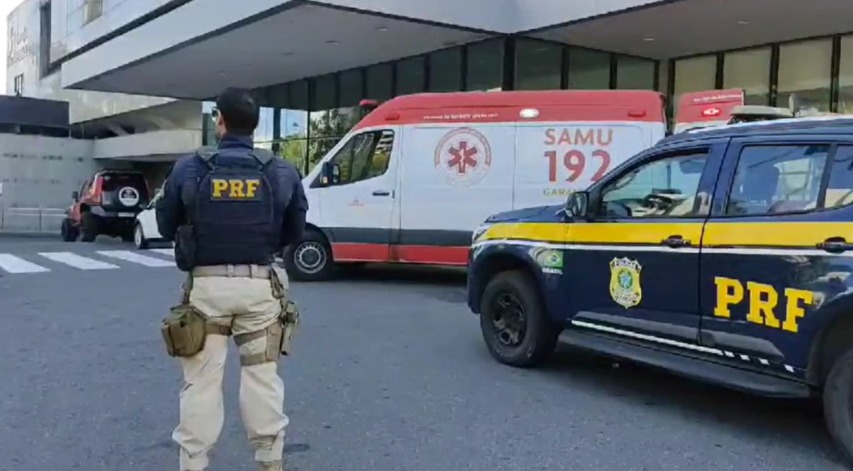 A mãe e os outros dois filhos, com 14 e 12 anos, foram socorridos em três ambulâncias por equipes médicas e pelo Samu/Foto: Divulgação/PRF