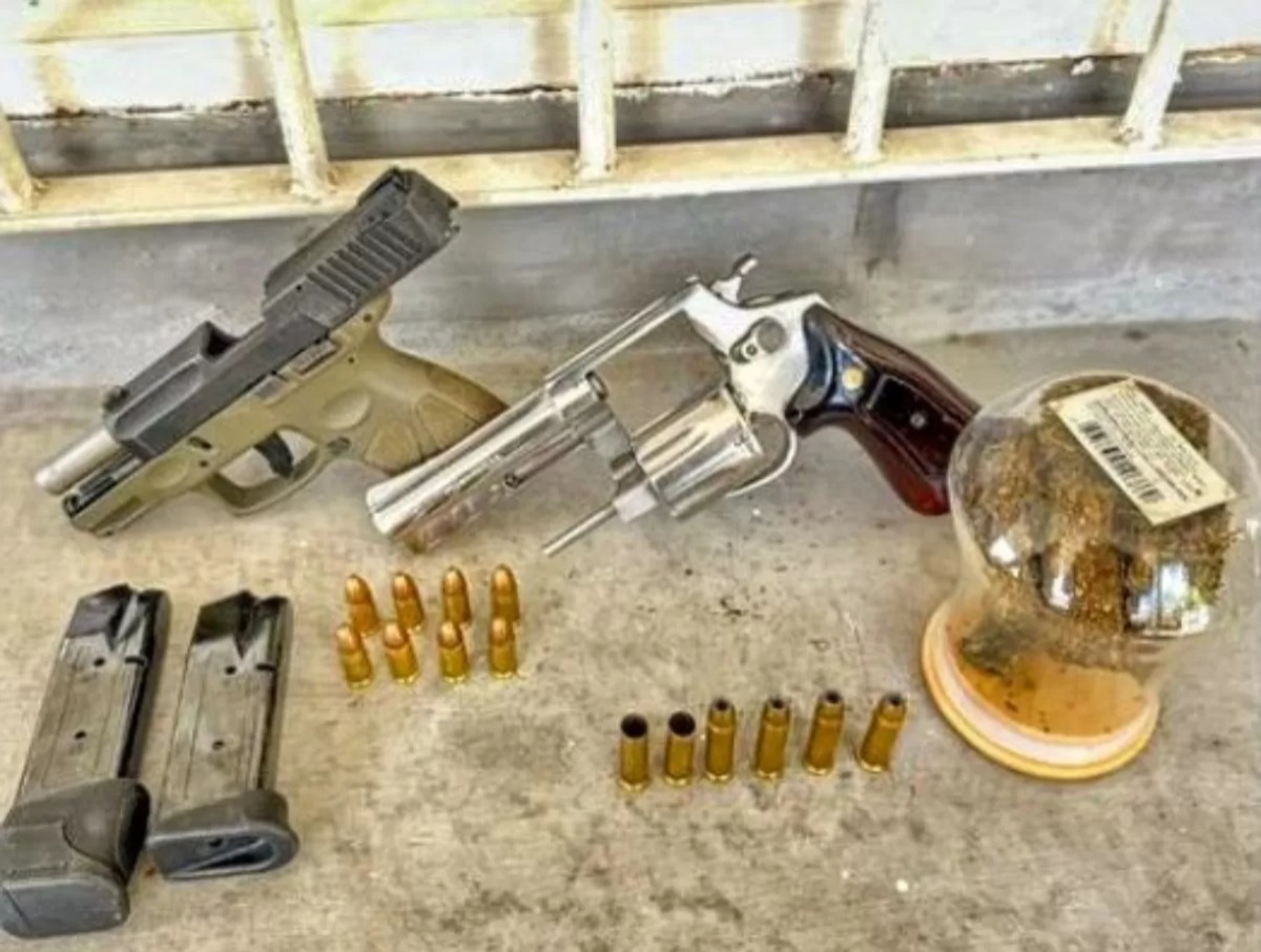 Na operação foram apreendidas armas e entorpecentes/Foto: PMPE