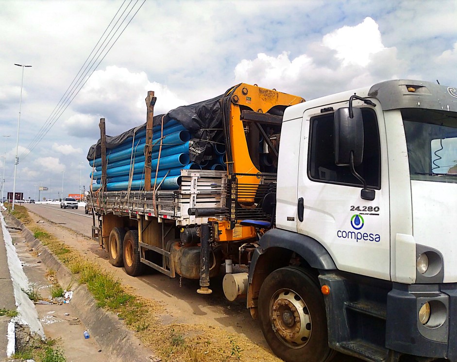 As tubulações para a nova adutora já saíram do Centro de Distribuição da Compesa, no Recife, e devem chegar a Petrolina nesta quarta-feira (13)/Foto: Reprodução/Compesa As tubulações para a nova adutora já saíram do Centro de Distribuição da Compesa, no Recife, e devem chegar a Petrolina nesta quarta-feira (13)/Foto: Reprodução/Compesa