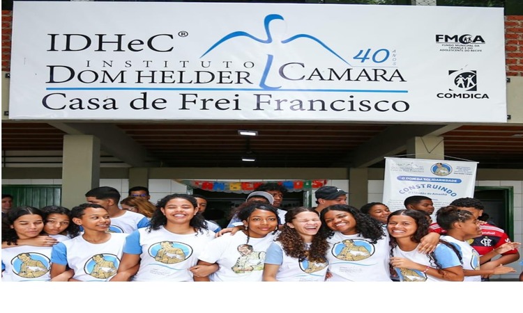 A Casa Frei Francisco atende 100 jovens por ano, no contraturno escolar, com dois turnos, fornecendo duas refeições por turno, oferecendo oficinas de informática, Música e Leitura e cursos de Estatística e Matemática/Foto: Acervo do IDHeC - Instituto Dom Helder Camara A Casa Frei Francisco atende 100 jovens por ano, no contraturno escolar, com dois turnos, fornecendo duas refeições por turno, oferecendo oficinas de informática, Música e Leitura e cursos de Estatística e Matemática/Foto: Acervo do IDHeC - Instituto Dom Helder Camara