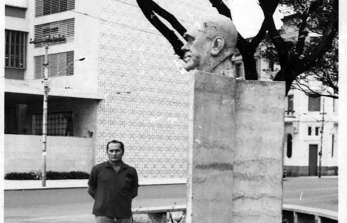 Armando Lacerda em visita à obra ''Cabeça de Ascenso Ferreira''/Foto: Acervo de Alexandre Azêdo