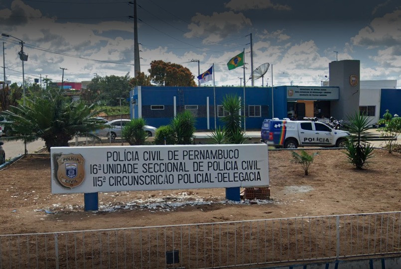 A suspeita foi levada para a Delegacia Seccional de Limoeiro, onde o caso foi registrado como tentativa de homicídio, tortura e cárcere privado/Foto: Reprodução/Google Street View