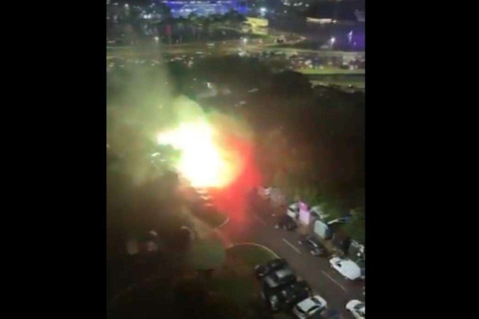 Vídeo mostra momento de explosão de carro na Esplanada/foto: Reprodução/X Vídeo mostra momento de explosão de carro na Esplanada/foto: Reprodução/X