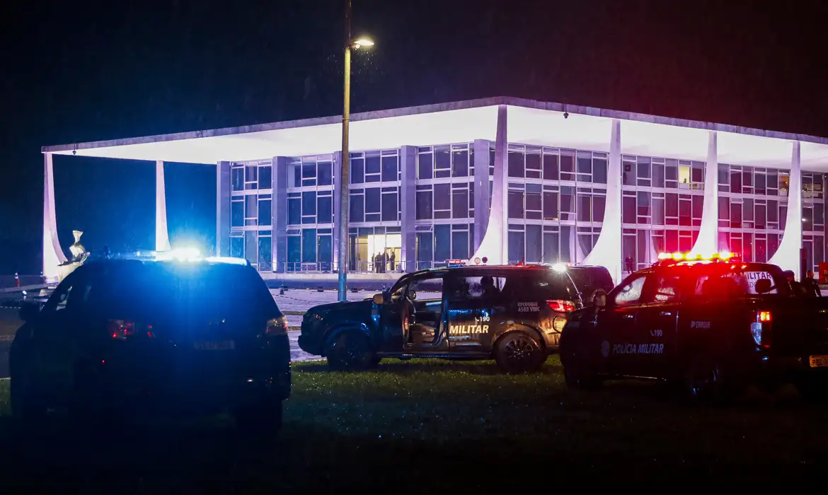 Policiais militares e bombeiros fazem varredura na Esplanada/foto: Bruno Peres/Agência Brasil Policiais militares e bombeiros fazem varredura na Esplanada/foto: Bruno Peres/Agência Brasil