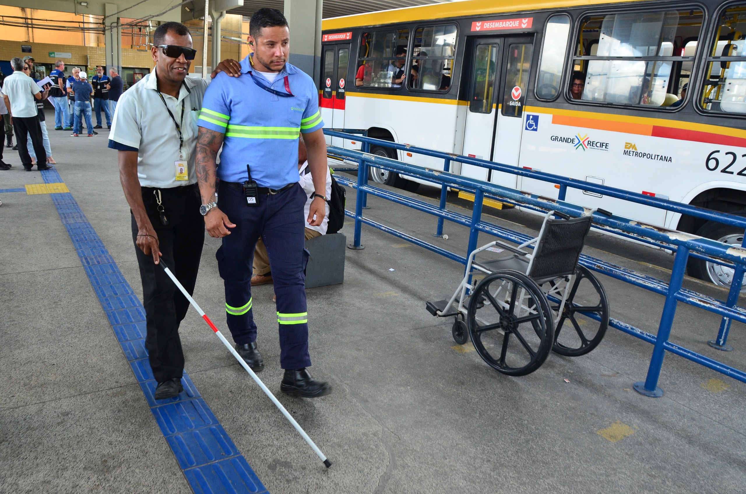 No local, foi feita uma palestra para os motoristas daquele TI, alertando sobre o respeito aos idosos, gestantes, pessoas com deficiência, às filas, além dos respectivos pontos de parada, entradas dos terminais e preservação do patrimônio público/Foto: Paulo Maciel/CTM No local, foi feita uma palestra para os motoristas daquele TI, alertando sobre o respeito aos idosos, gestantes, pessoas com deficiência, às filas, além dos respectivos pontos de parada, entradas dos terminais e preservação do patrimônio público/Foto: Paulo Maciel/CTM