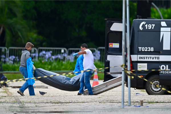 Pelas imagens, é possível ver o momento que o homem-bomba joga explosivos próximo à Estátua/Crédito: EVARISTO SA / AFP Pelas imagens, é possível ver o momento que o homem-bomba joga explosivos próximo à Estátua/Crédito: EVARISTO SA / AFP