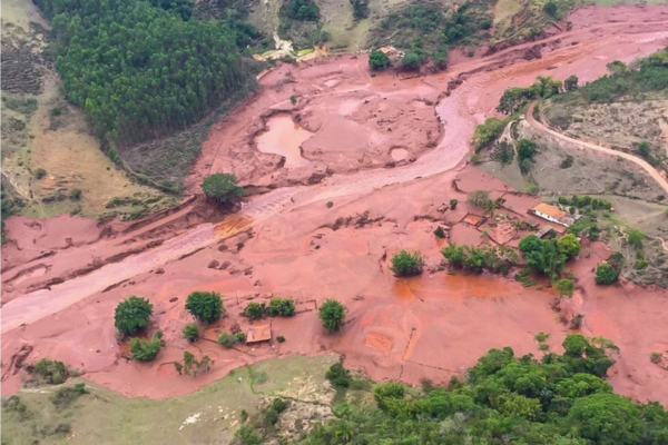 O rompimento da barragem ocorreu em 5 de novembro de 2015 em uma região de Minas Gerais, no sudeste./Crédito: Corpo de Bombeiros / Divulgação O rompimento da barragem ocorreu em 5 de novembro de 2015 em uma região de Minas Gerais, no sudeste./Crédito: Corpo de Bombeiros / Divulgação