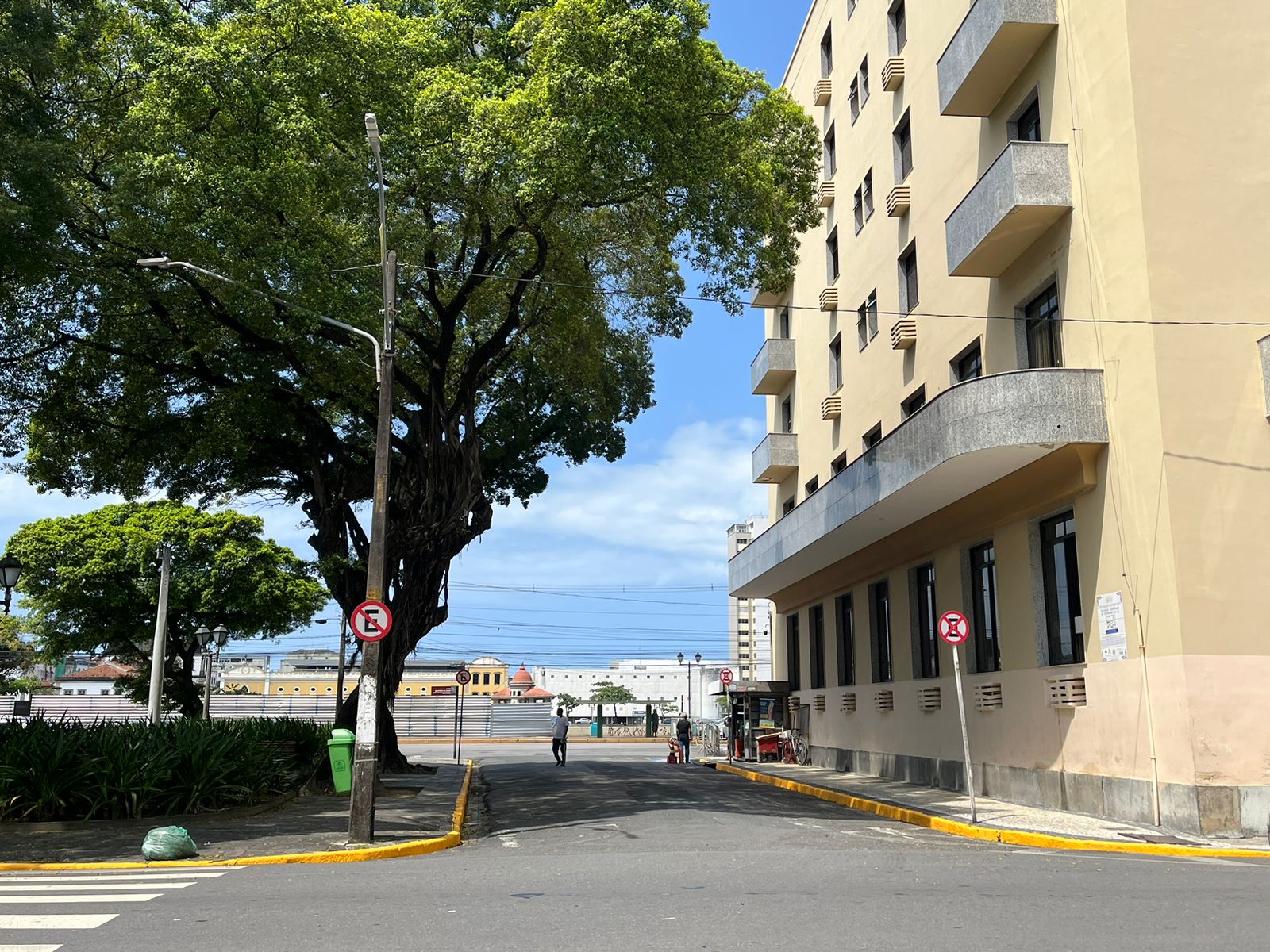 Michel estava passando pela cal&ccedil;ada do F&oacute;rum Thomaz de Aquino quando foi abordado por dois homens que roubaram o celular e a bolsa dele e o esfaquearam/Foto: Reprodu&ccedil;&atilde;o/TJPE
