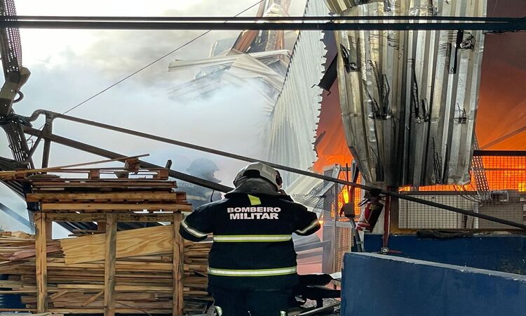 O Corpo de Bombeiros Militar de Pernambuco foi acionado por volta das 4h25 e enviou oito viaturas ao local/Foto: Divulgação/CBMPE O Corpo de Bombeiros Militar de Pernambuco foi acionado por volta das 4h25 e enviou oito viaturas ao local/Foto: Divulgação/CBMPE