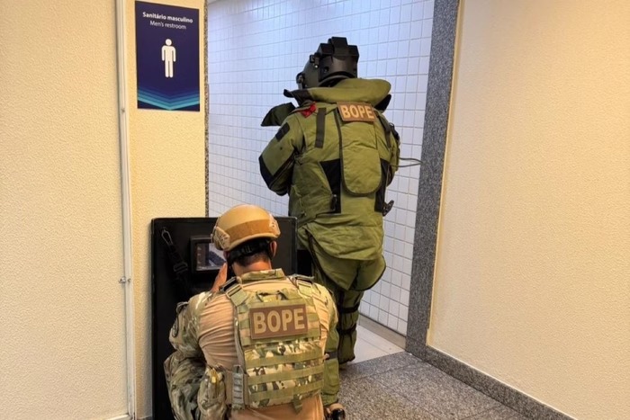 Seguindo protocolos, o objeto foi explodido com segurança pelos agentes policiais especializados/Foto: Divulgação/Polícia Federal Seguindo protocolos, o objeto foi explodido com segurança pelos agentes policiais especializados/Foto: Divulgação/Polícia Federal