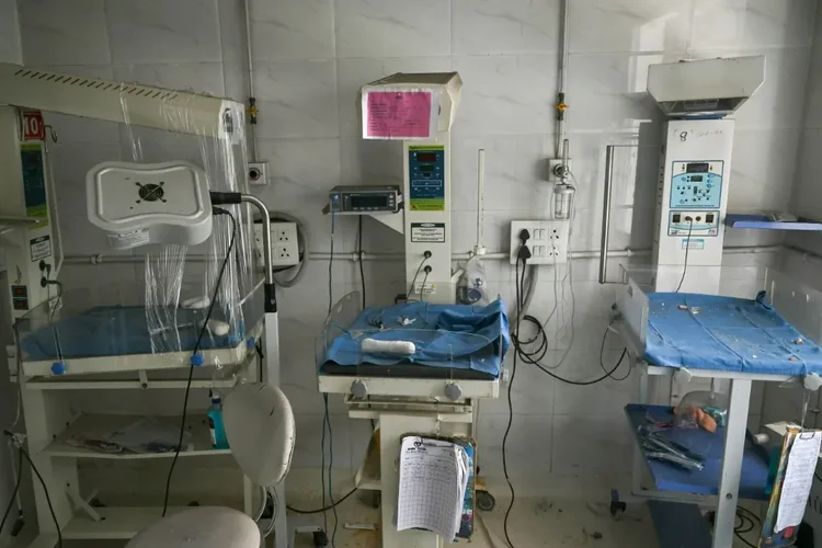 O incêndio começou às 22H30 locais (14H00 de Brasília) de sexta-feira na Universidade Médica Maharani Lakshmibai, no estado de Uttar Pradesh, norte do país/Foto: AFP O incêndio começou às 22H30 locais (14H00 de Brasília) de sexta-feira na Universidade Médica Maharani Lakshmibai, no estado de Uttar Pradesh, norte do país/Foto: AFP