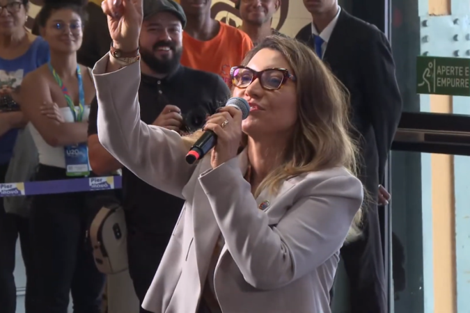 Durante comentário da primeira-dama do Brasil após painel no Cria G20, Janja da Silva manda recado em inglês para o dono da rede social X/Foto: Reprodução/Governo do Brasil Durante comentário da primeira-dama do Brasil após painel no Cria G20, Janja da Silva manda recado em inglês para o dono da rede social X/Foto: Reprodução/Governo do Brasil