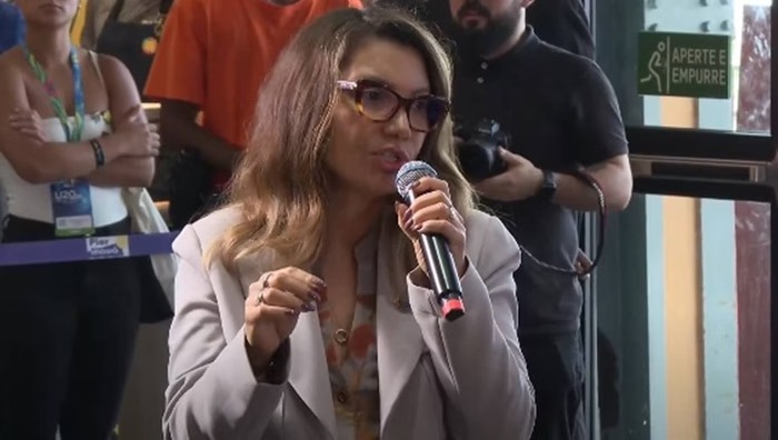Na ocasião, Janja acompanhava da plateia um painel sobre combate à desinformação/Foto: Reprodução