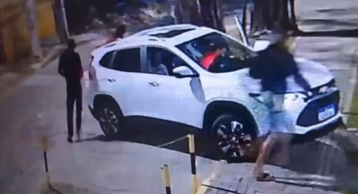 Criminosos abordando motorista na Rua Doutor João Guilherme Pontes Sobrinho, em Boa Viagem