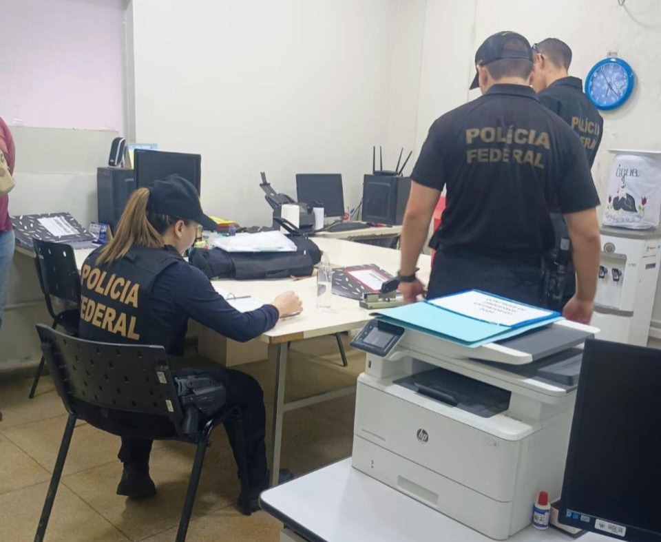 Ainda de acordo com a PF, os crimes investigados são de modificação ou pagamento irregular em contrato administrativo e de fraude à licitação/Foto: Reprodução/PF