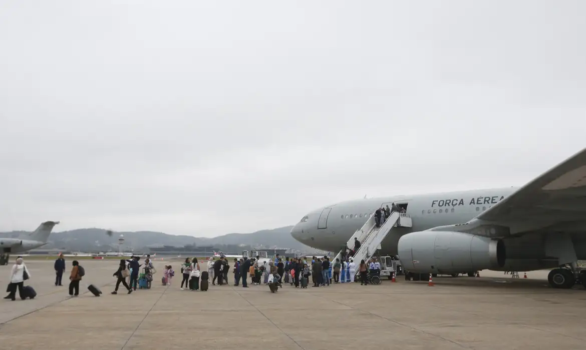 A previsão é que o avião, da Força Aérea Brasileira (FAB), pouse na madrugada desta quarta-feira (20)/foto: Paulo Pinto/Agência Brasil