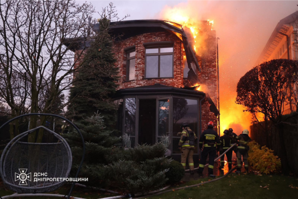 Bombeiros ucranianos trabalhando em um local após um ataque aéreo, em Dnipro, em meio à invasão russa da Ucrânia/Crédito: HANDOUT / State Emergency Service of Ukraine / AFP Bombeiros ucranianos trabalhando em um local após um ataque aéreo, em Dnipro, em meio à invasão russa da Ucrânia/Crédito: HANDOUT / State Emergency Service of Ukraine / AFP