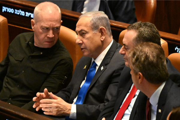 Benjamin Netanyahu e o ex-ministro da Defesa de Israel Yoav Gallant/Crédito: DEBBIE HILL / POOL / AFP Benjamin Netanyahu e o ex-ministro da Defesa de Israel Yoav Gallant/Crédito: DEBBIE HILL / POOL / AFP