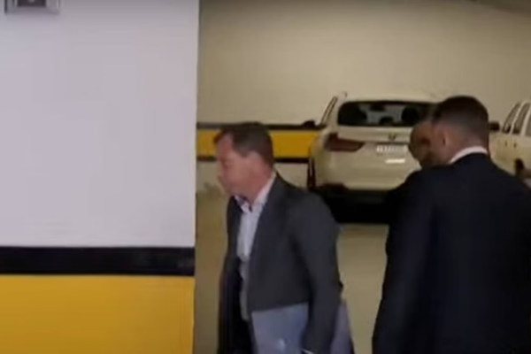 É a segunda vez que Mauro Cid presta depoimento nessa semana/Crédito: Reprodução / CNN É a segunda vez que Mauro Cid presta depoimento nessa semana/Crédito: Reprodução / CNN