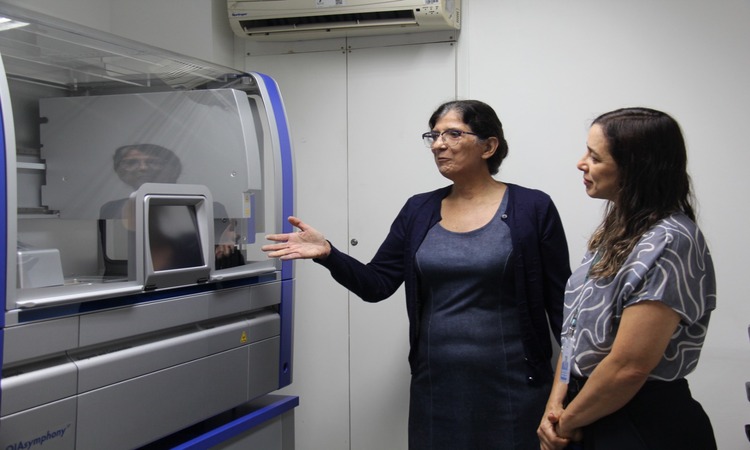 A coordenadora do Centro e pesquisadora do Departamento de Imunologia, Norma Lucena, explica que o projeto GenSUS busca criar laboratórios de referência para o sequenciamento genômico em todo o Brasil/Foto: Divulgação A coordenadora do Centro e pesquisadora do Departamento de Imunologia, Norma Lucena, explica que o projeto GenSUS busca criar laboratórios de referência para o sequenciamento genômico em todo o Brasil/Foto: Divulgação