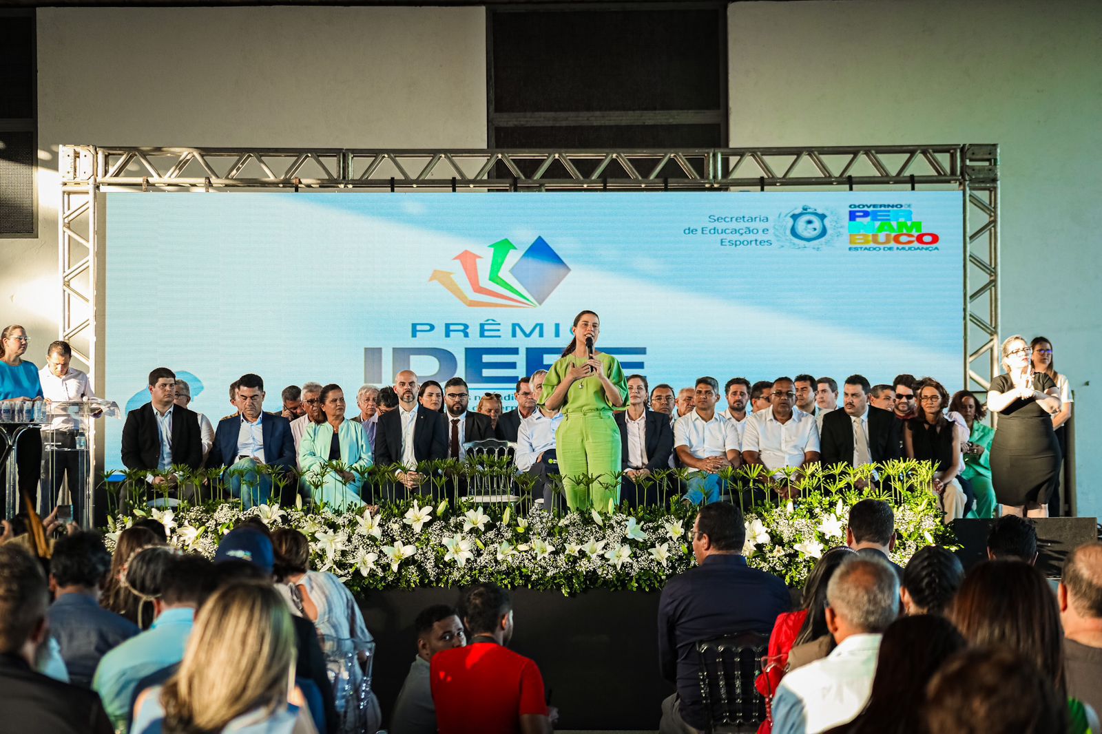 Durante a cerimônia, a governadora Raquel Lyra entregou placas de menção honrosa em reconhecimento ao trabalho executado ao longo do último ano aos representantes de municípios, escolas e GREs premiadas/Fotos: Janaína Pepeu/Secom