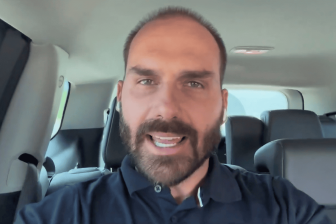 Eduardo Bolsonaro (foto) disse que a Polícia Federal foi "criativa" no relatório que indiciou seu pai, o ex-presidente Jair Bolsonaro (PL)/foto: Reprodução/X Eduardo Bolsonaro (foto) disse que a Polícia Federal foi "criativa" no relatório que indiciou seu pai, o ex-presidente Jair Bolsonaro (PL)/foto: Reprodução/X
