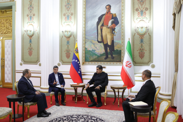 Presidente da Venezuela Nicolás Maduro conversando com o Ministro da Defesa do Irã o General Aziz Nasirzadeh/Crédito: MARCELO GARCIA / Venezuelan Presidency / AFP Presidente da Venezuela Nicolás Maduro conversando com o Ministro da Defesa do Irã o General Aziz Nasirzadeh/Crédito: MARCELO GARCIA / Venezuelan Presidency / AFP