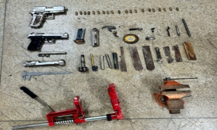 No local, foram encontradas duas pistolas artesanais, diversos materiais usados para fabricação, além de 20 munições calibre .380/Foto: Divulgação/PMPE