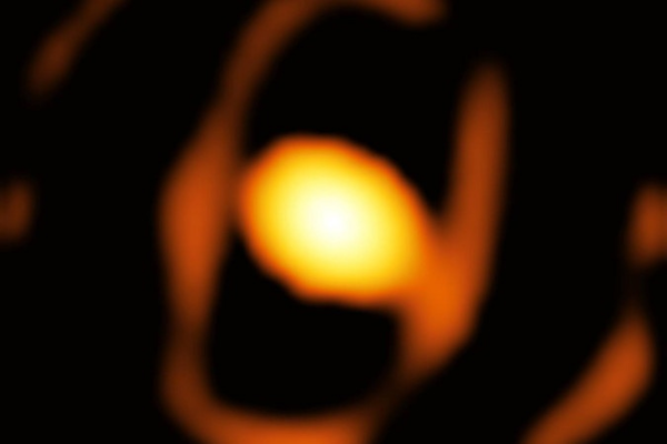 Cientistas ficaram surpresos com o formato oval do casulo de poeira ao redor da estrela, sendo diferente de observações anteriores e modelos de computador/Crédito: ESO/K. Ohnaka et al Cientistas ficaram surpresos com o formato oval do casulo de poeira ao redor da estrela, sendo diferente de observações anteriores e modelos de computador/Crédito: ESO/K. Ohnaka et al