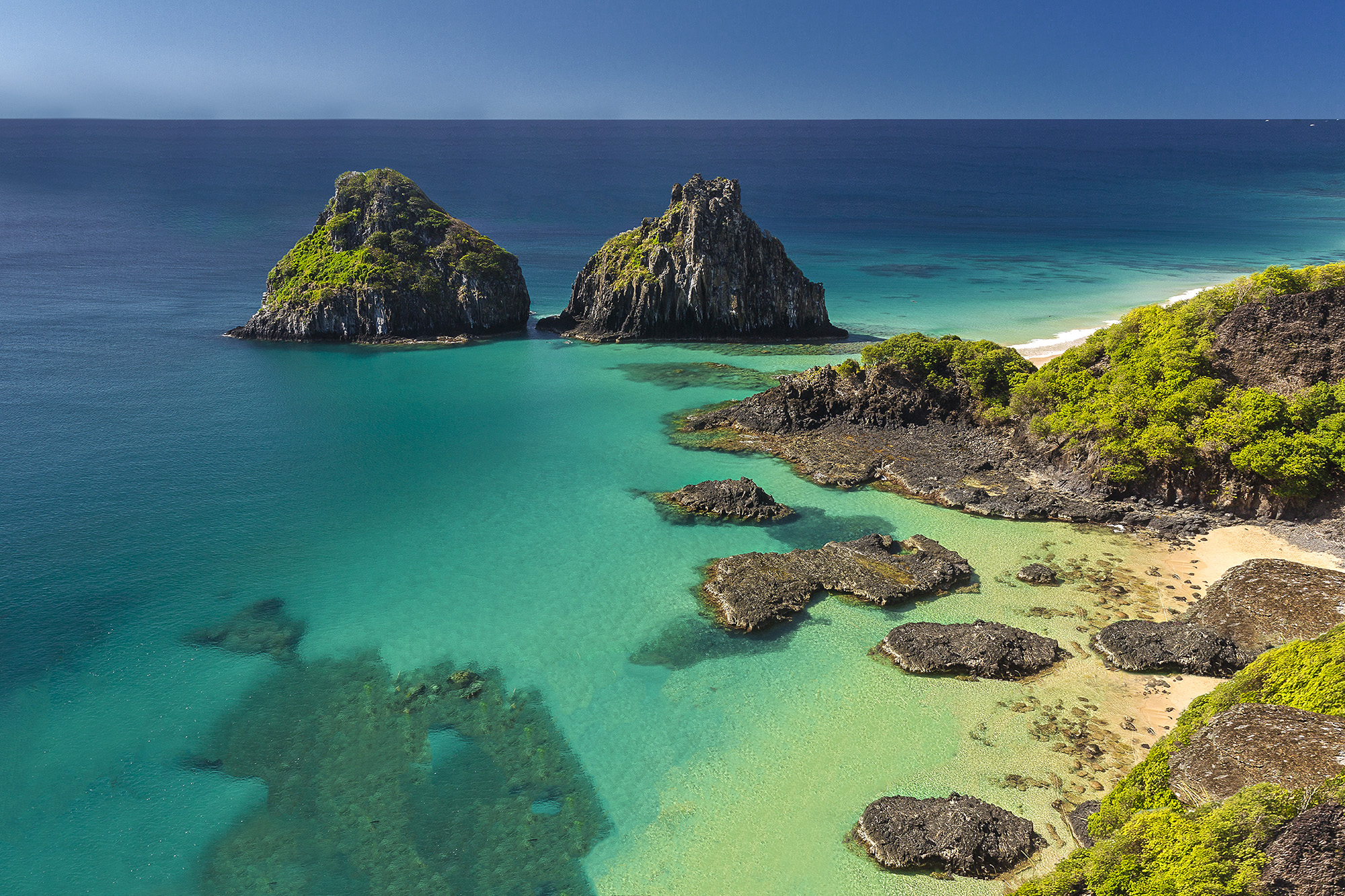 Entre as ações promovidas pelo Instituto estão as rondas diárias com operações aquáticas para impedir que os turistas alimentem tubarões e incomodem os cretáceos/Foto: Administração de Fernando de Noronha/Divulgação Entre as ações promovidas pelo Instituto estão as rondas diárias com operações aquáticas para impedir que os turistas alimentem tubarões e incomodem os cretáceos/Foto: Administração de Fernando de Noronha/Divulgação